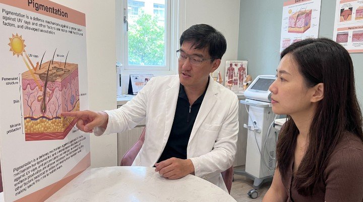 吳紹琥醫師正在為病患講解皮膚保養觀念 複合式雷射治療應搭配正確皮膚保養觀念 防曬與修復是落實皮膚保養觀念的重點 針對深層斑點制定個人化皮膚保養觀念